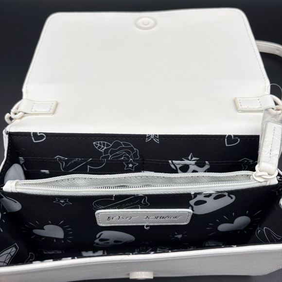 NWT Betsey Johnson Heart Studded White Crossbody Clutch Love Bag - Picture 5 of 10
